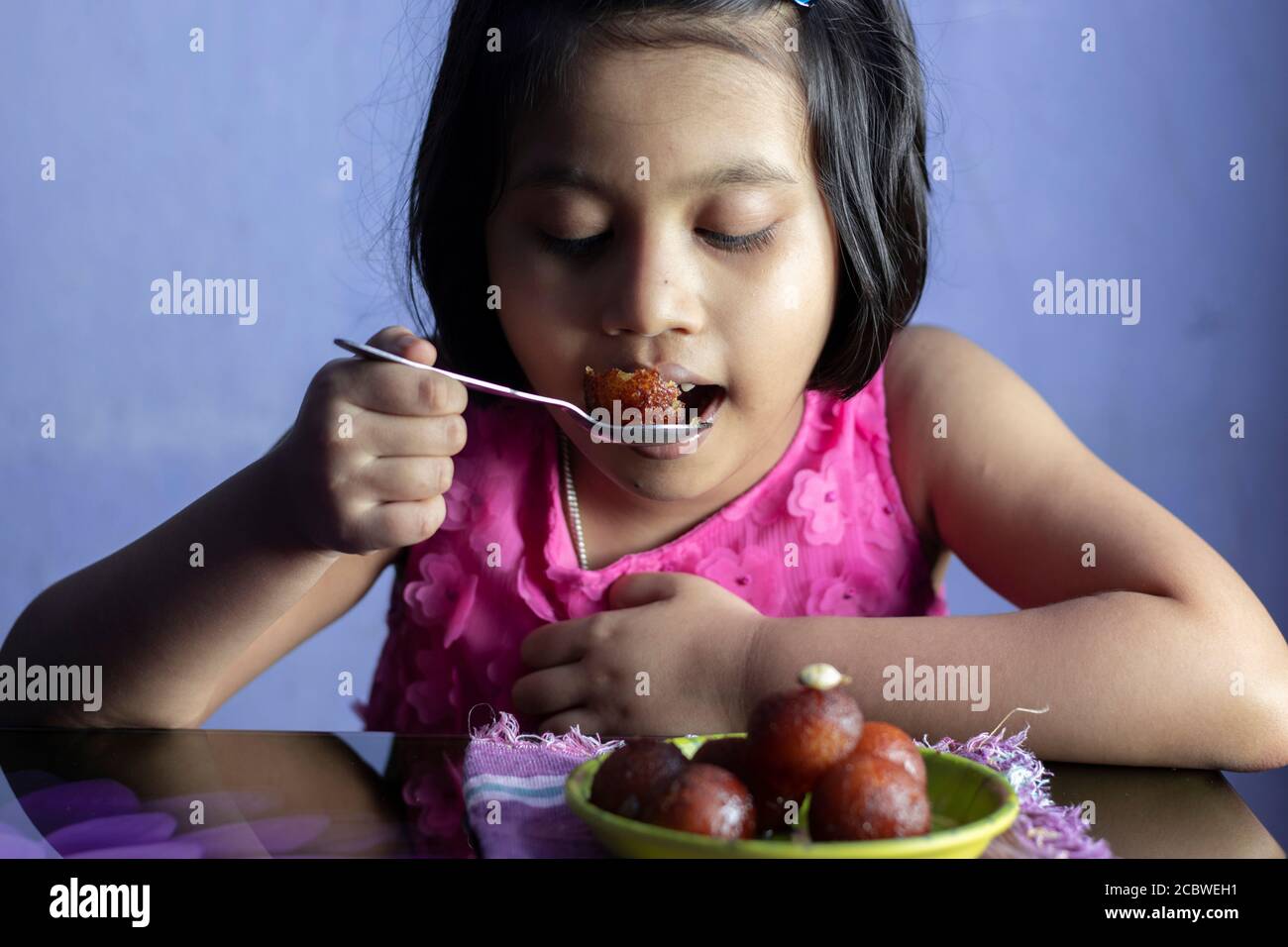 Eine der häufigsten Süßigkeiten Indiens - Gulab jamun auf einem Teller Stockfoto
