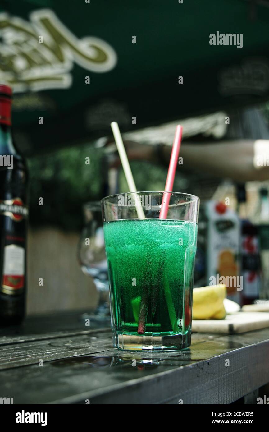 Grner Cocktail auf schwarzem Hintergrund. Efeu-Koktail vergiften.  Sommergetrnk Stockfotografie - Alamy