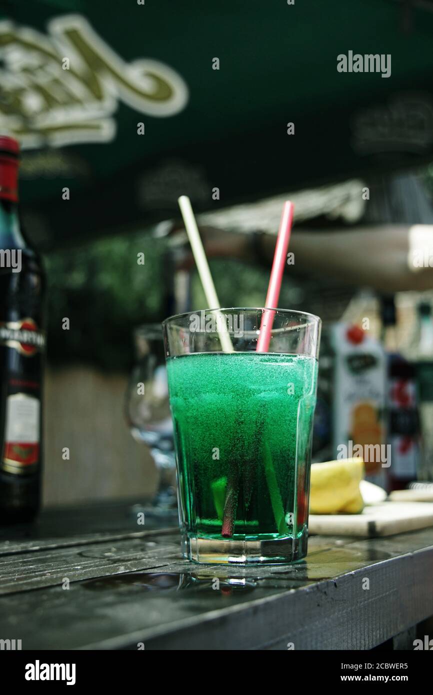 Grüner Cocktail auf schwarzem Hintergrund. Efeu-Koktail vergiften. Sommergetränk. Stockfoto