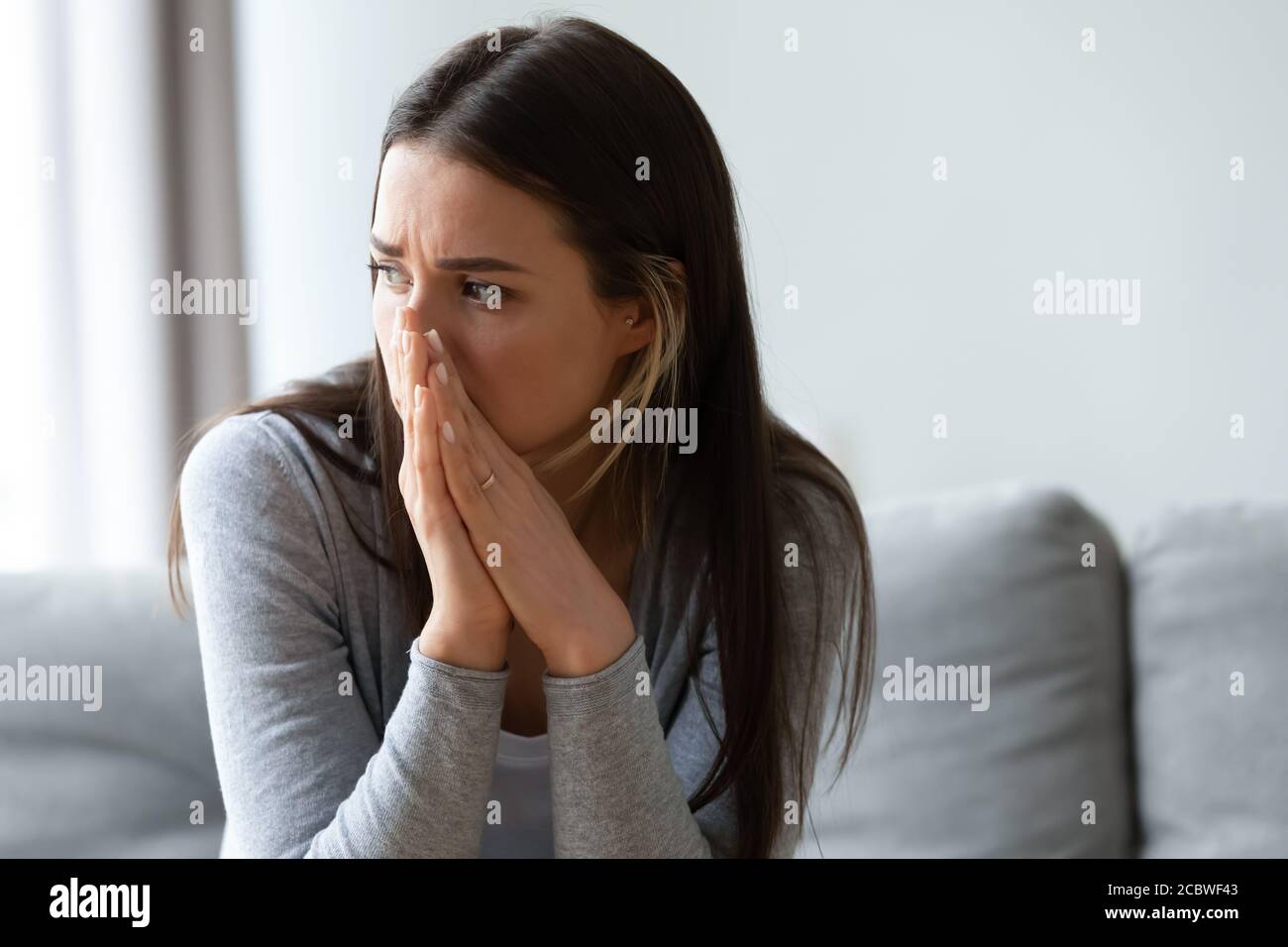 Unglückliche junge Frau Gefühl zweifelhaft verwirrt über schwierige Entscheidung. Stockfoto