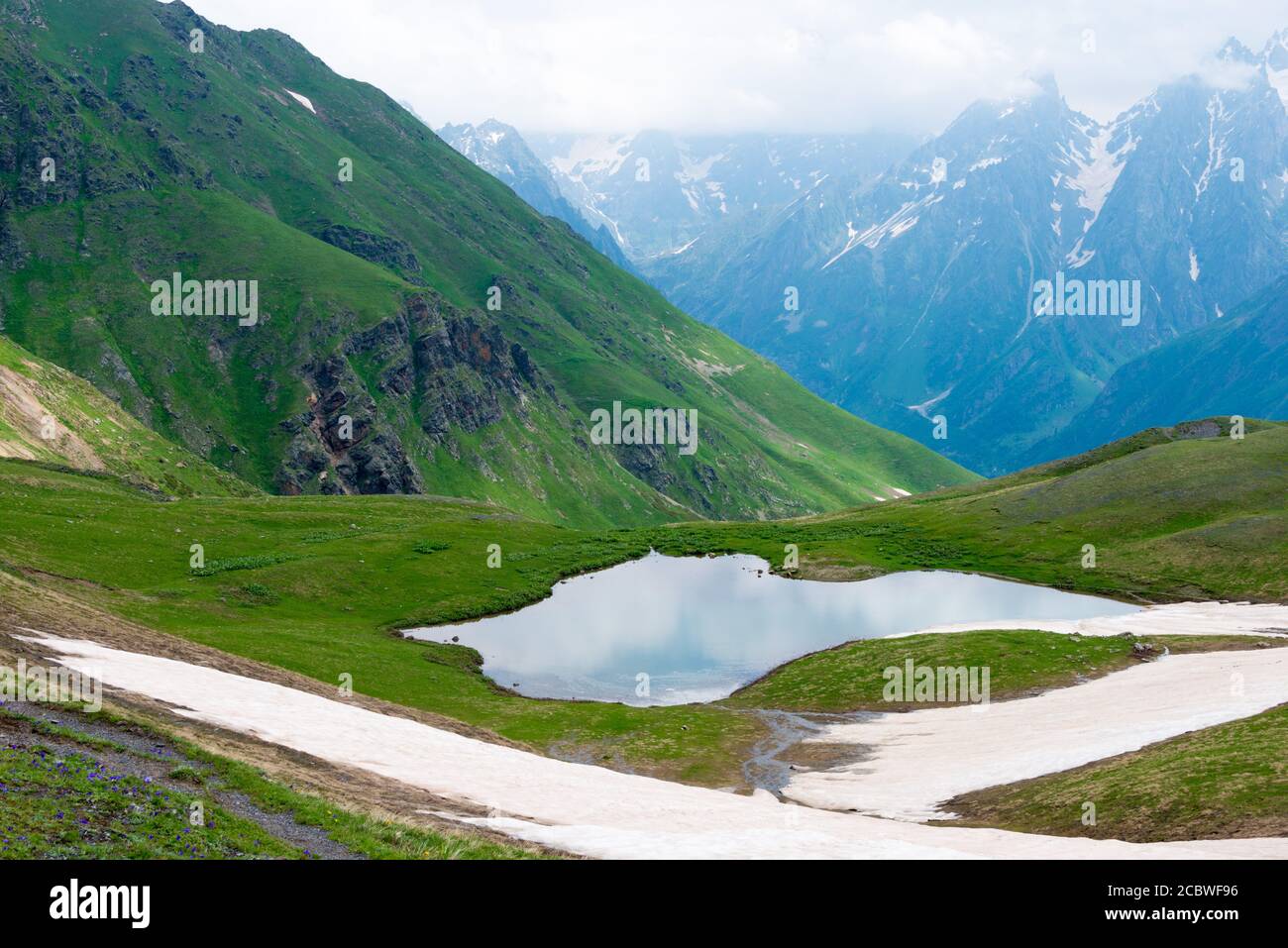 Mestia, Georgia - Wanderweg von Mestia zu Koruldi Seen. Eine berühmte Landschaft in Mestia, Samegrelo-Zemo Svaneti, Georgia. Stockfoto