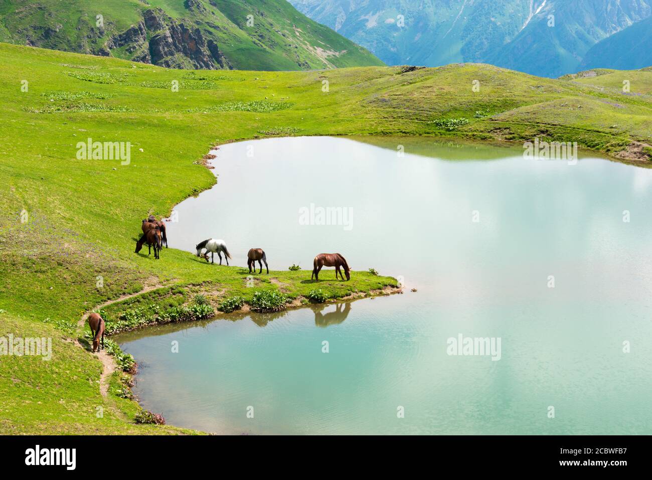 Mestia, Georgia - Wanderweg von Mestia zu Koruldi Seen. Eine berühmte Landschaft in Mestia, Samegrelo-Zemo Svaneti, Georgia. Stockfoto