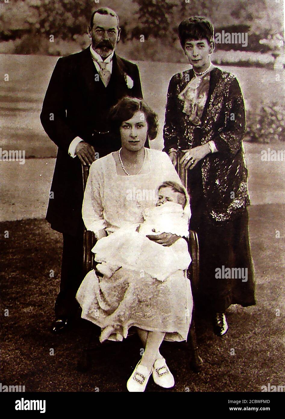 Ein königliches Porträt von König George V und Königin Mary (von Teck), Prinzessin Mary (Victoria Alexandra Alice Mary) und ihrem Sohn George Henry Hubert Lascelles (7. Earl of Harewood) aus dem Jahr 1923. Prinzessin Mary wurde Prinzessin Royal im Jahr 1932. Stockfoto