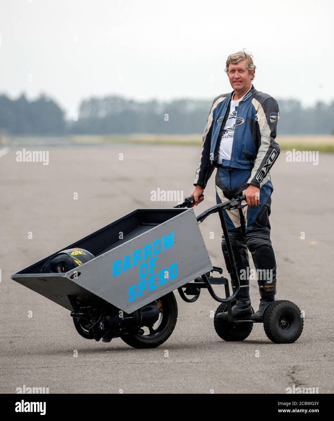 Kevin Nicks, nachdem er einen Geschwindigkeitsrekord von 44.632 mph aufgestellt hatte, die schnellste Zeit, die jemals offiziell auf einer Schubkarre während eines Straightliners-Events im Elvington Airfield, North Yorkshire, aufgezeichnet wurde. Stockfoto