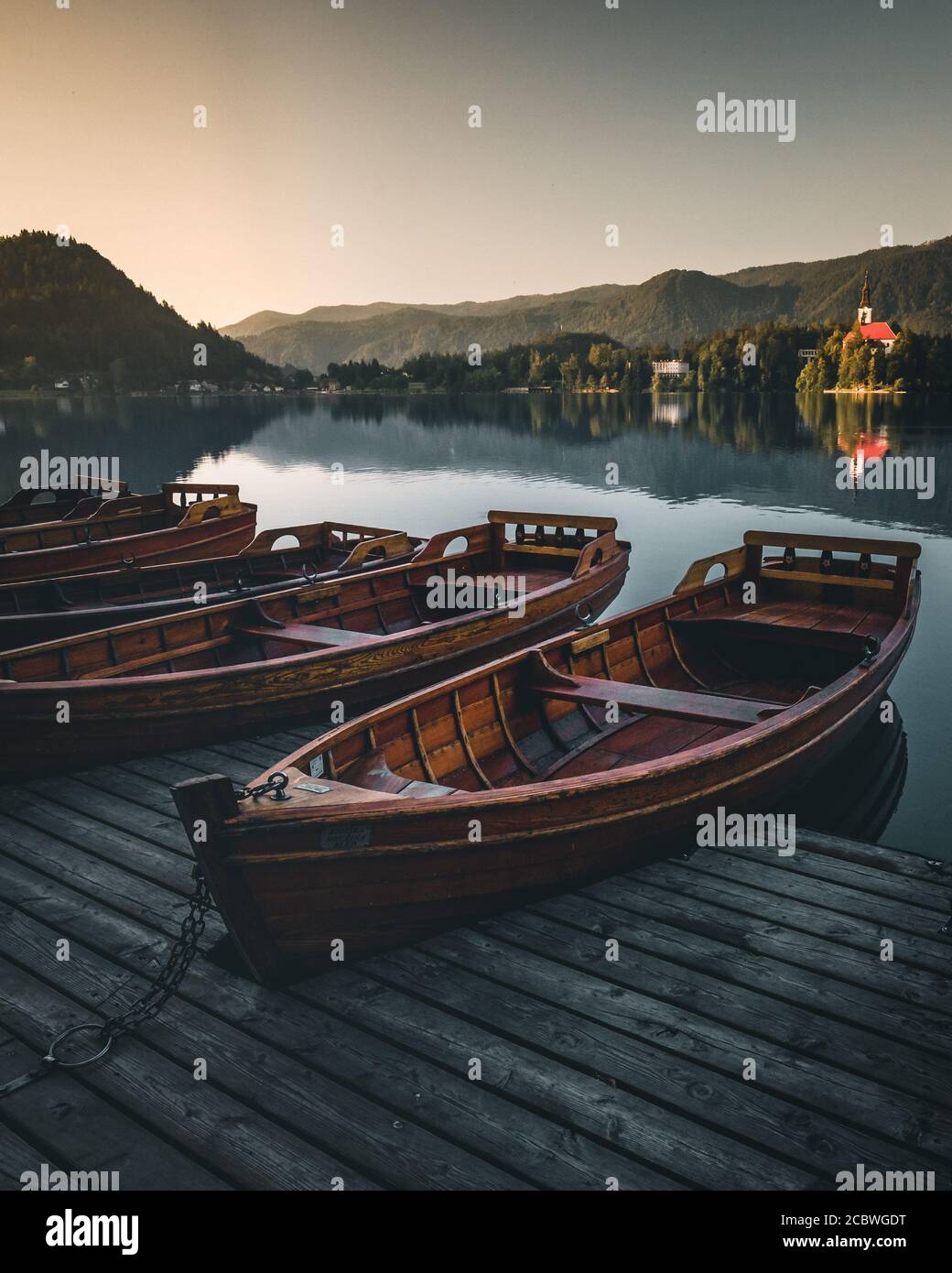 Boote am See blutete slowenien im Sommer Sonnenuntergang - Urlaub Querformat Stockfoto