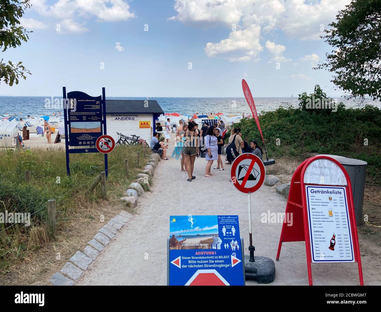 Timmendorfer Strand, Deutschland. August 2020. Ein Display mit der Aufschrift: "Dieser Teil des Strandes ist BESETZT. Bitte nutzen Sie einen der nächsten Strandzugänge" steht am Ostseestrand am Timmendorfer Strand. Die anhaltende Hitzewelle hat wieder Staus, volle Strände und Schlangen vor den Liegestühlen im Norden verursacht. Quelle: Thomas Müller/dpa/Alamy Live News Stockfoto