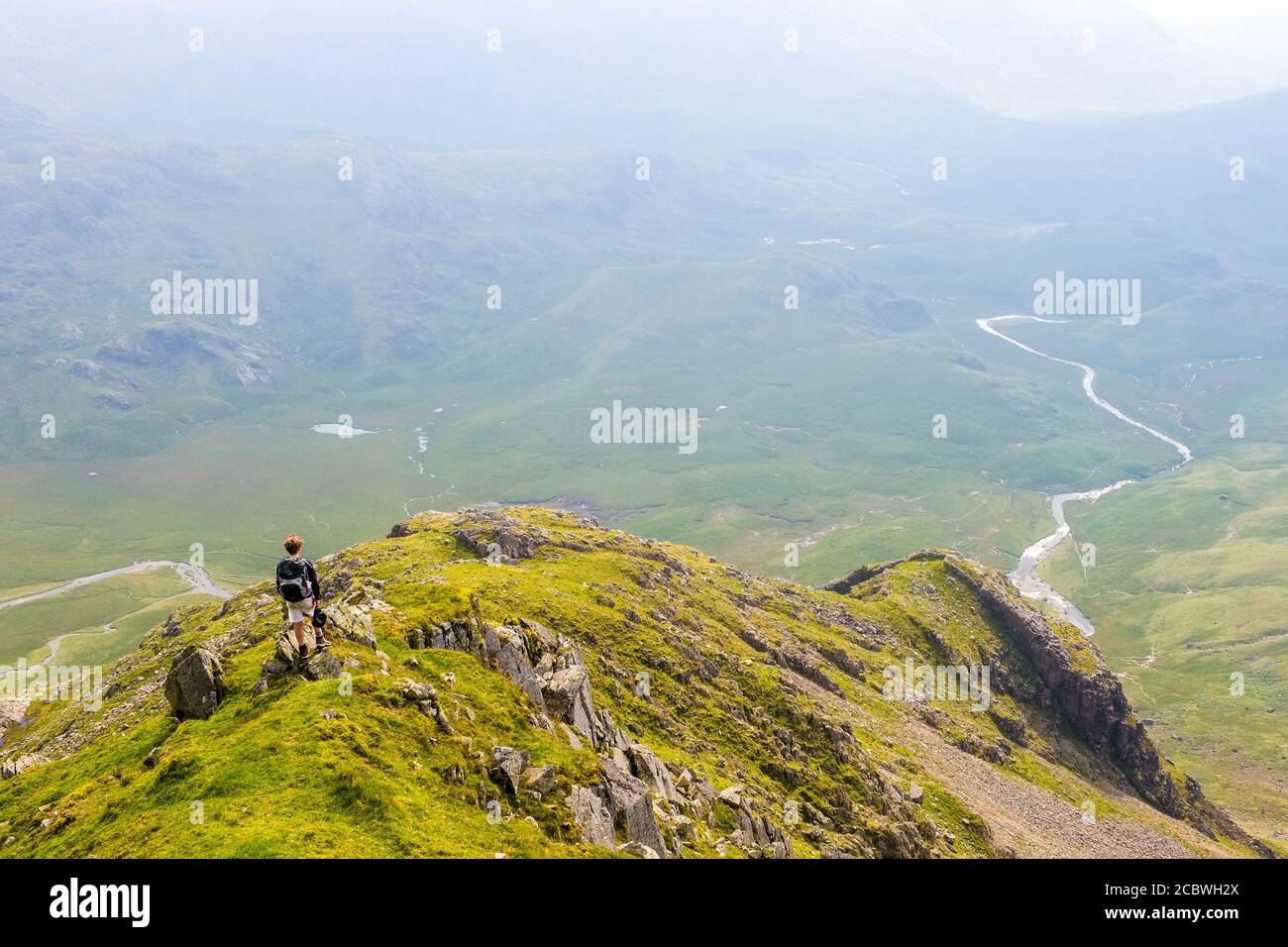 Teenager fiel auf Scafell über dem Oberen Esk Tal im Lake District National Park Stockfoto