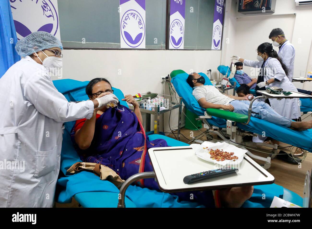 Dhaka, Bangladesch - 15. August 2020: Das Gonoshasthaya Nagar Hospital in Dhanmondi in Dhaka weiht eine Plasmabank ein, um gegen Covid-19 zu kämpfen. Eine Plasma-Dona Stockfoto