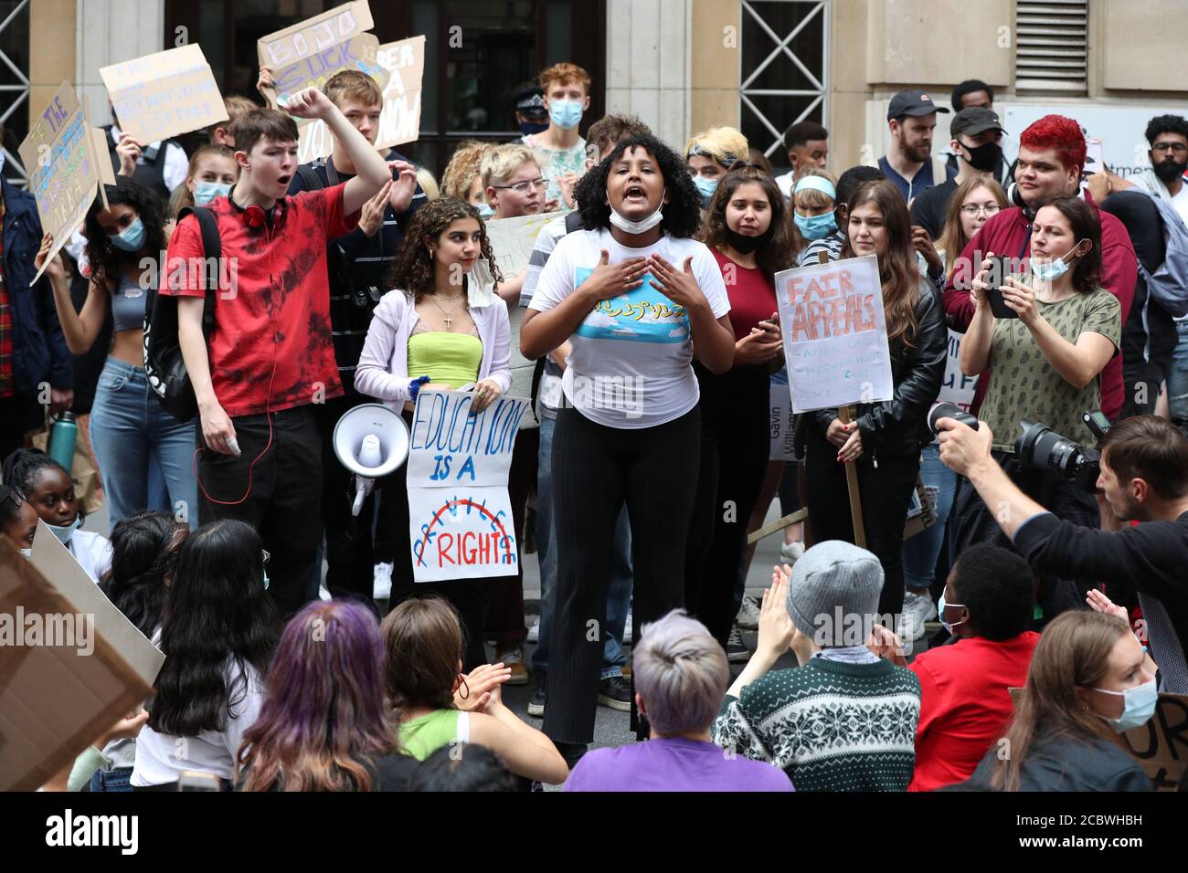 Als Reaktion auf die Herabstufung der ERGEBNISSE AUF DER EBENE A nehmen Menschen an einem Protest vor dem Department for Education, London, Teil. Stockfoto