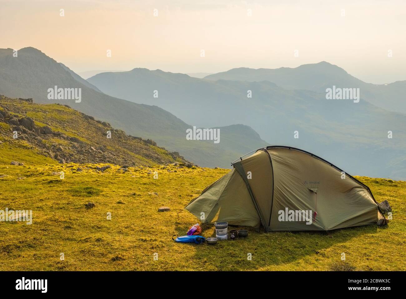 Wildcamp auf Scafell beim Rucksackwandern in den Bergen des Lake District National Park, Großbritannien Stockfoto