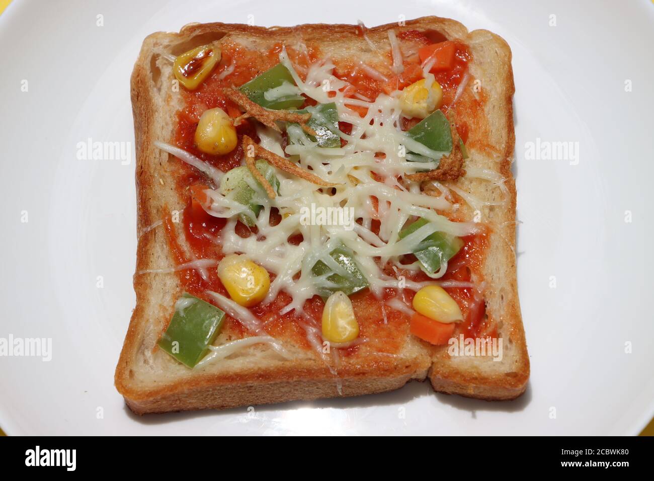 Brownbread Pizza, gekrönt mit Mais, Gemüse und Käse, Kinder-Frühstück, indische Street Food Stockfoto