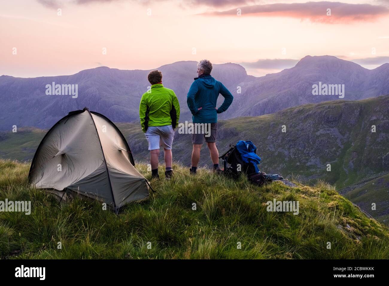 Zwei Wanderer Wild zelten auf Crinkle Crags während der Rucksacktour in den Bergen des Lake District National Park, Großbritannien Stockfoto
