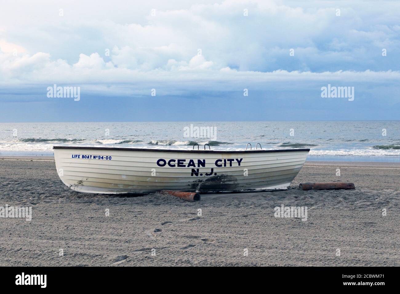 Ein Ocean City Life Boot bereit und wartet am Strand in Ocean City, New Jersey, USA Stockfoto