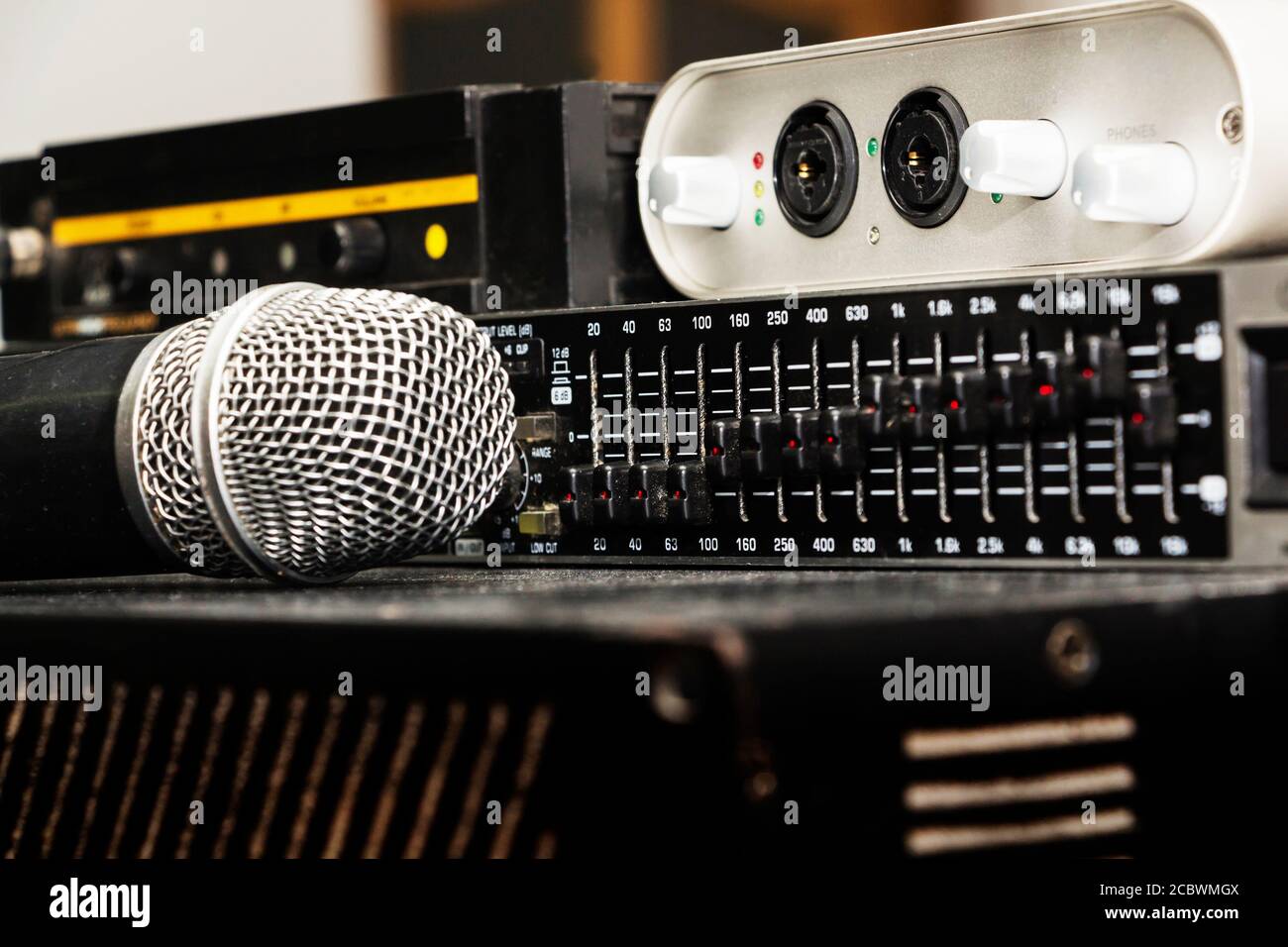 Professionelle Kondensator Studio Mikrofon über die Musiker unscharfen Hintergrund und die Audio Mixer, Musikinstrument Konzept. Stockfoto