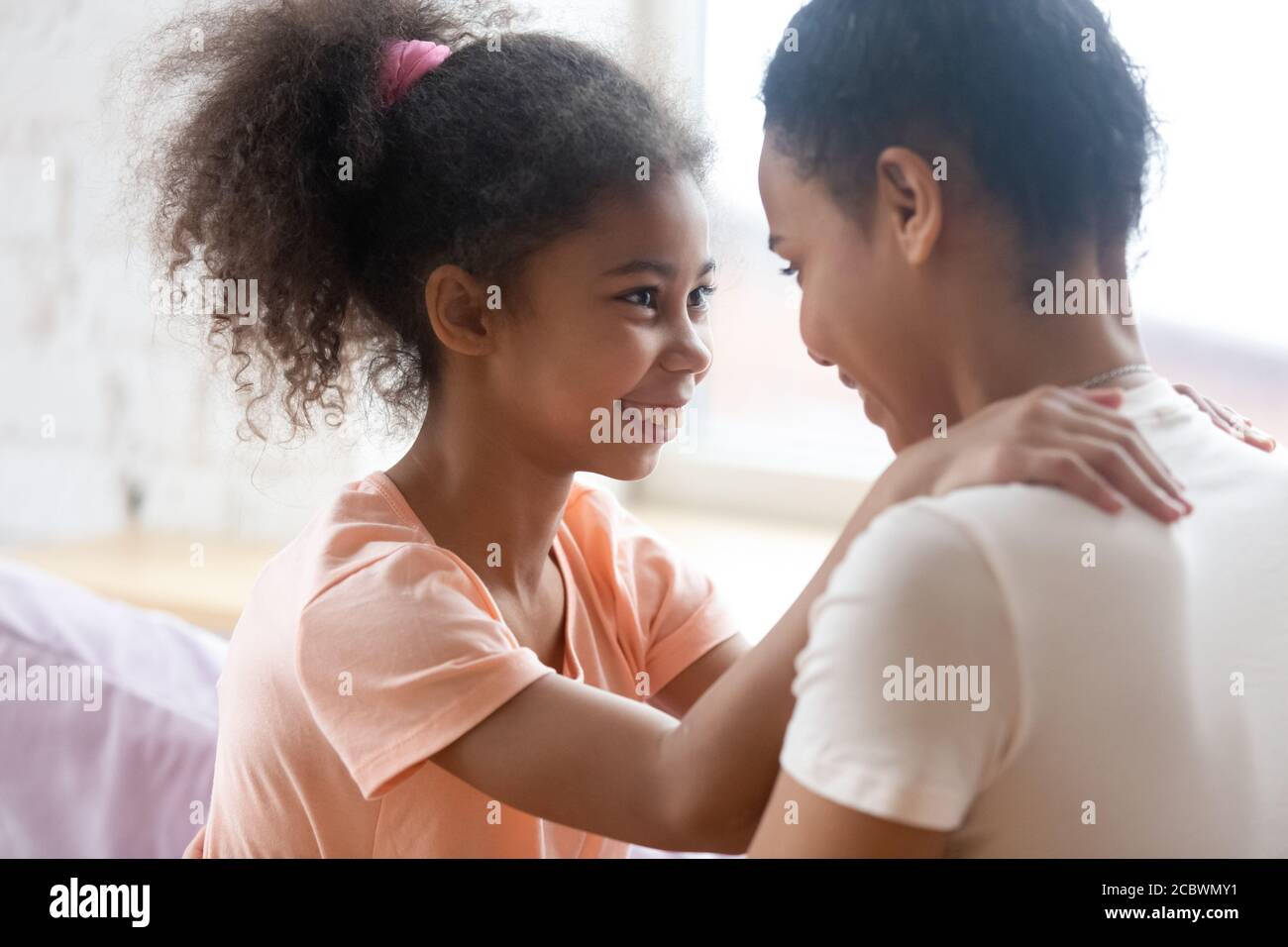 Liebevoll liebende schwarze Mutter und Tochter genießen glückliche Momente zusammen Stockfoto