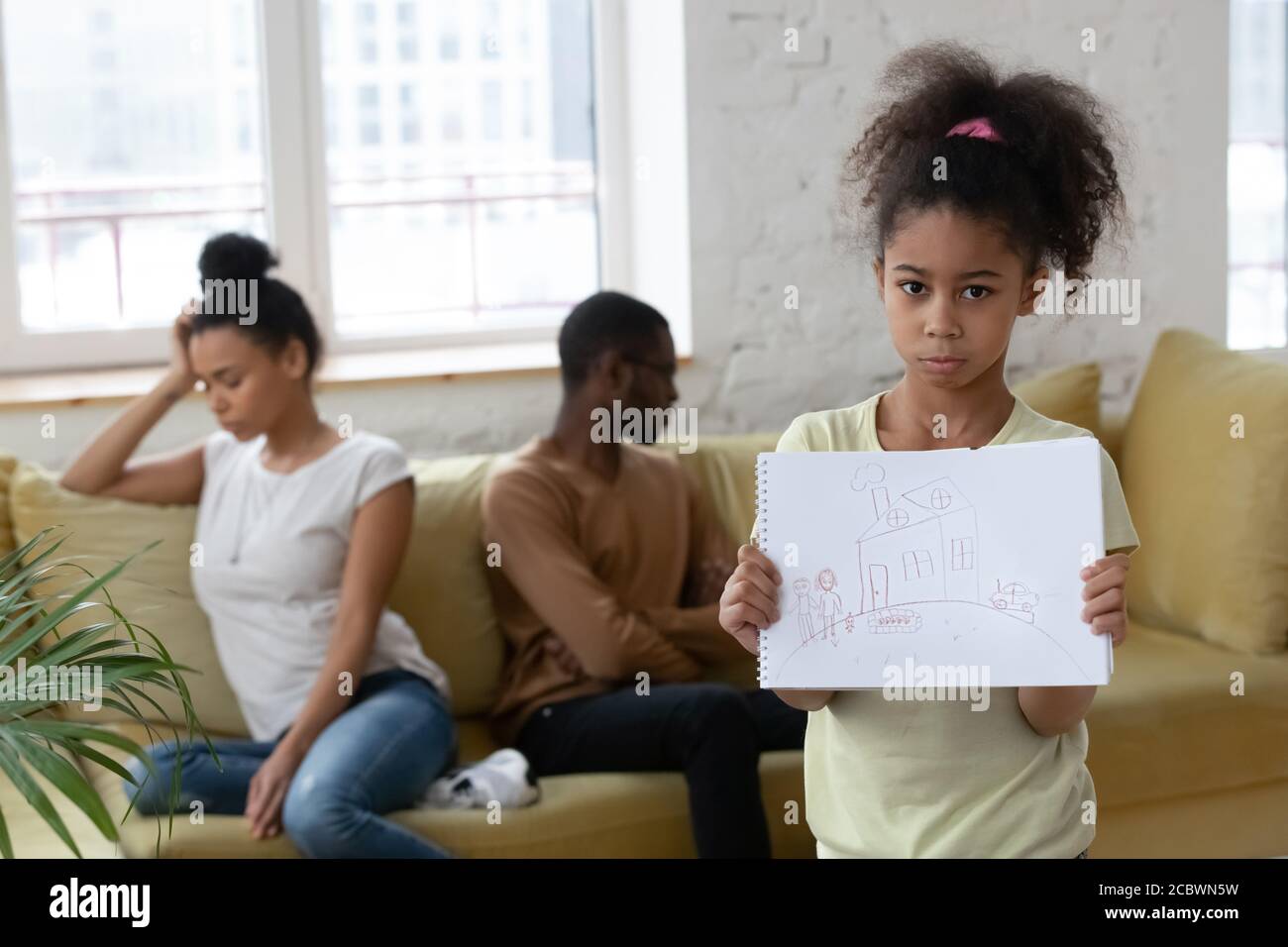 Kleines afrikanisches Mädchen, das von Elternkonflikt oder Scheidung leidet Stockfoto