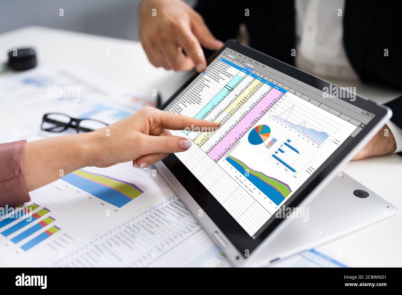 Analyst Mitarbeiter Arbeitet An Tabelle Mit Laptop Stockfoto
