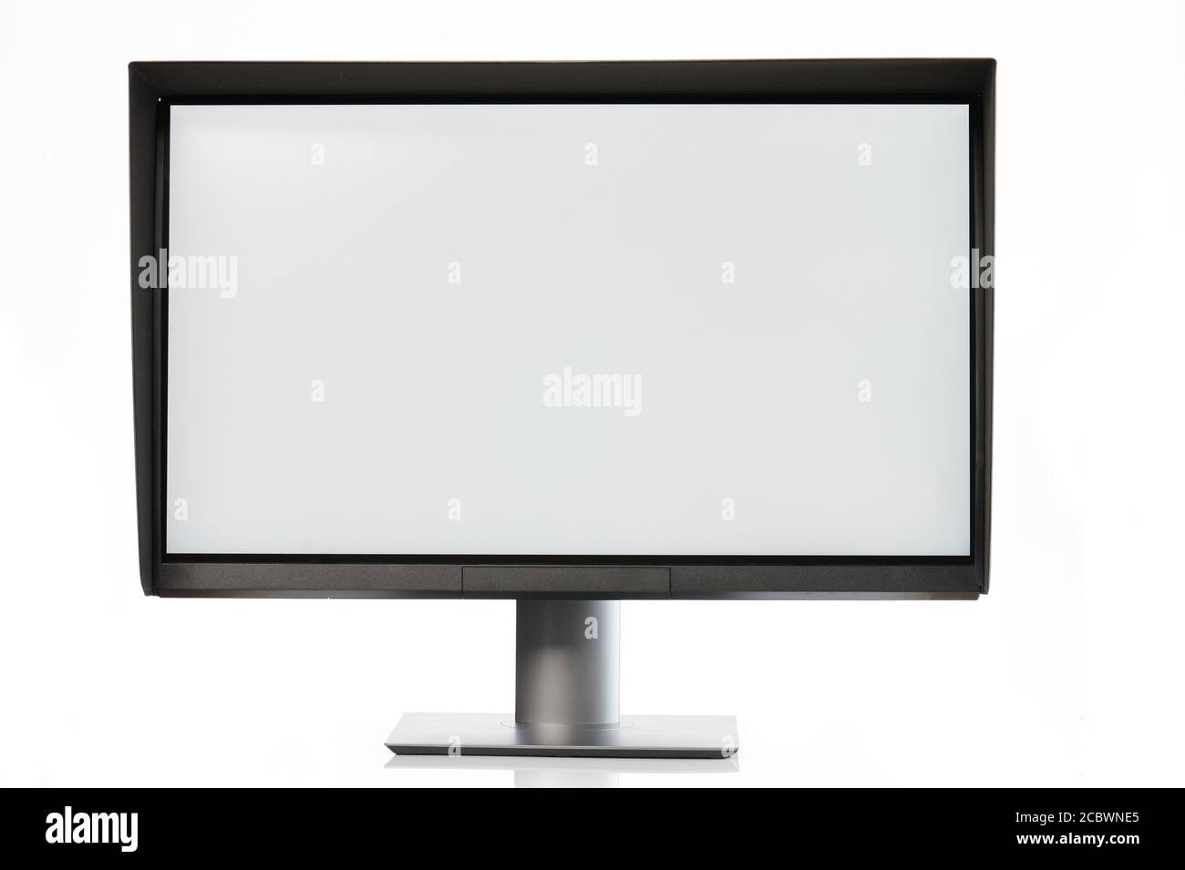 Frontansicht des Computerbildschirms auf weißem Hintergrund isoliert Stockfoto
