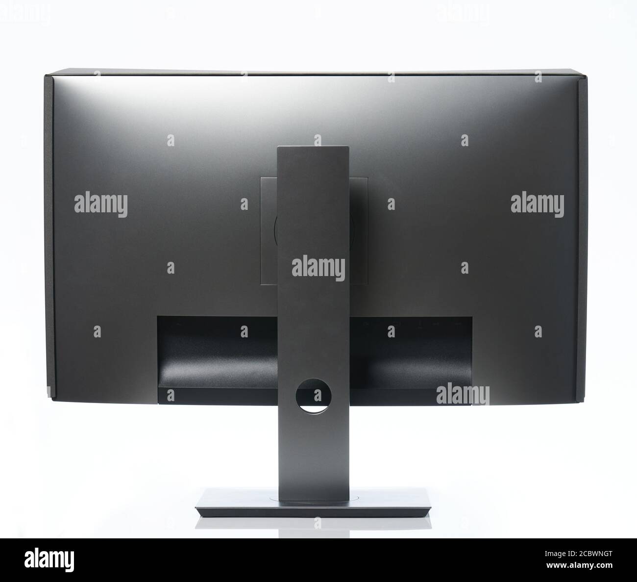 Moderne pc-Display-Rückansicht isoliert auf weißem Hintergrund Stockfoto