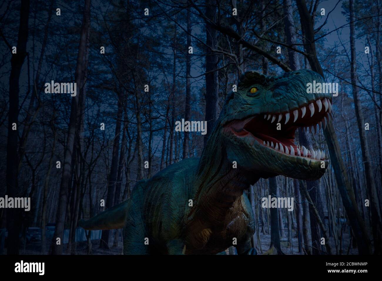 Dinosaurier-Statue im Waldpark , Dinosaurier-Statue Bild in der Natur für den Hintergrund. Stockfoto