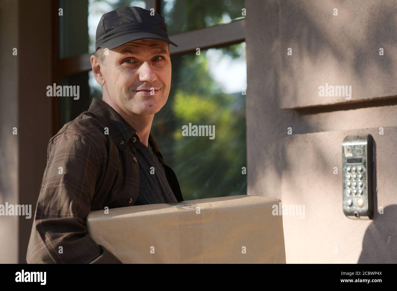 Delivery Mann mit einer Box im Freien Stockfoto