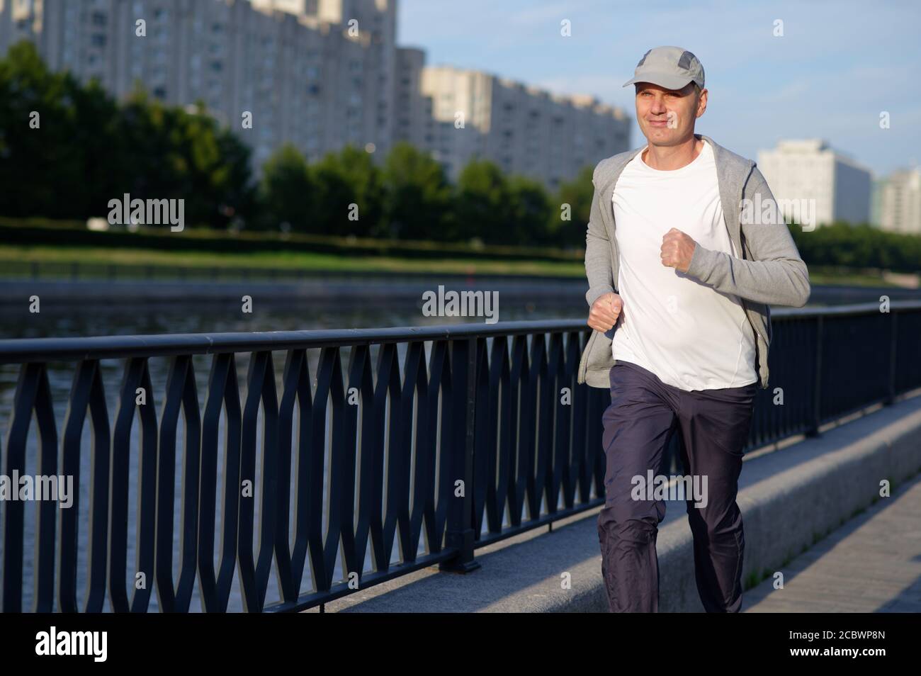 Reifer Kaukasischer Mann beim Joggen in der Stadt Stockfoto