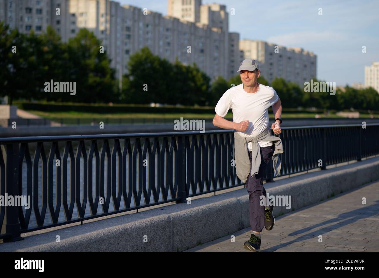 Reifer Kaukasischer Mann beim Joggen in der Stadt Stockfoto