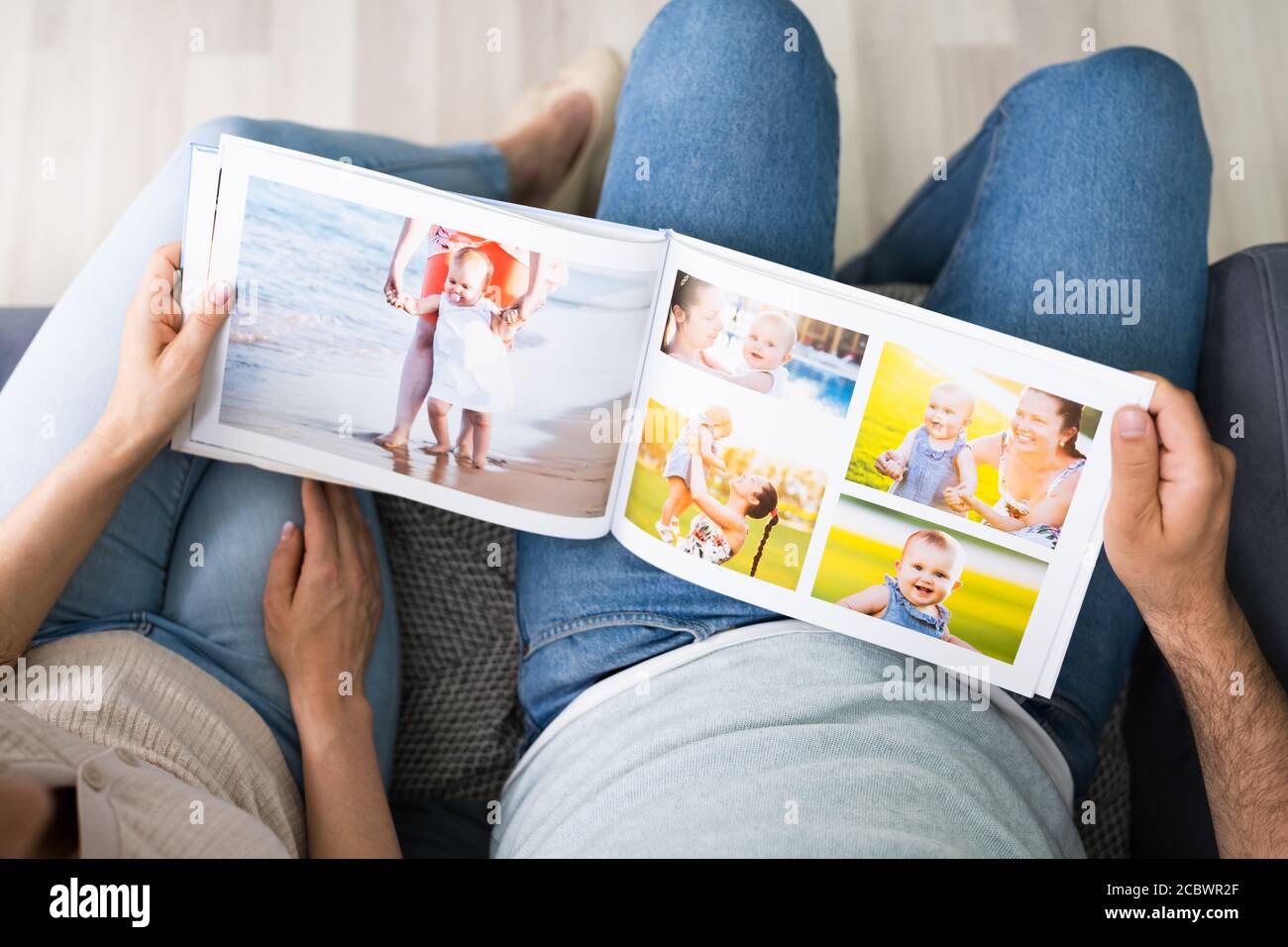 Paar Familie Suchen Fotoalbum Oder Fotobuch Stockfoto