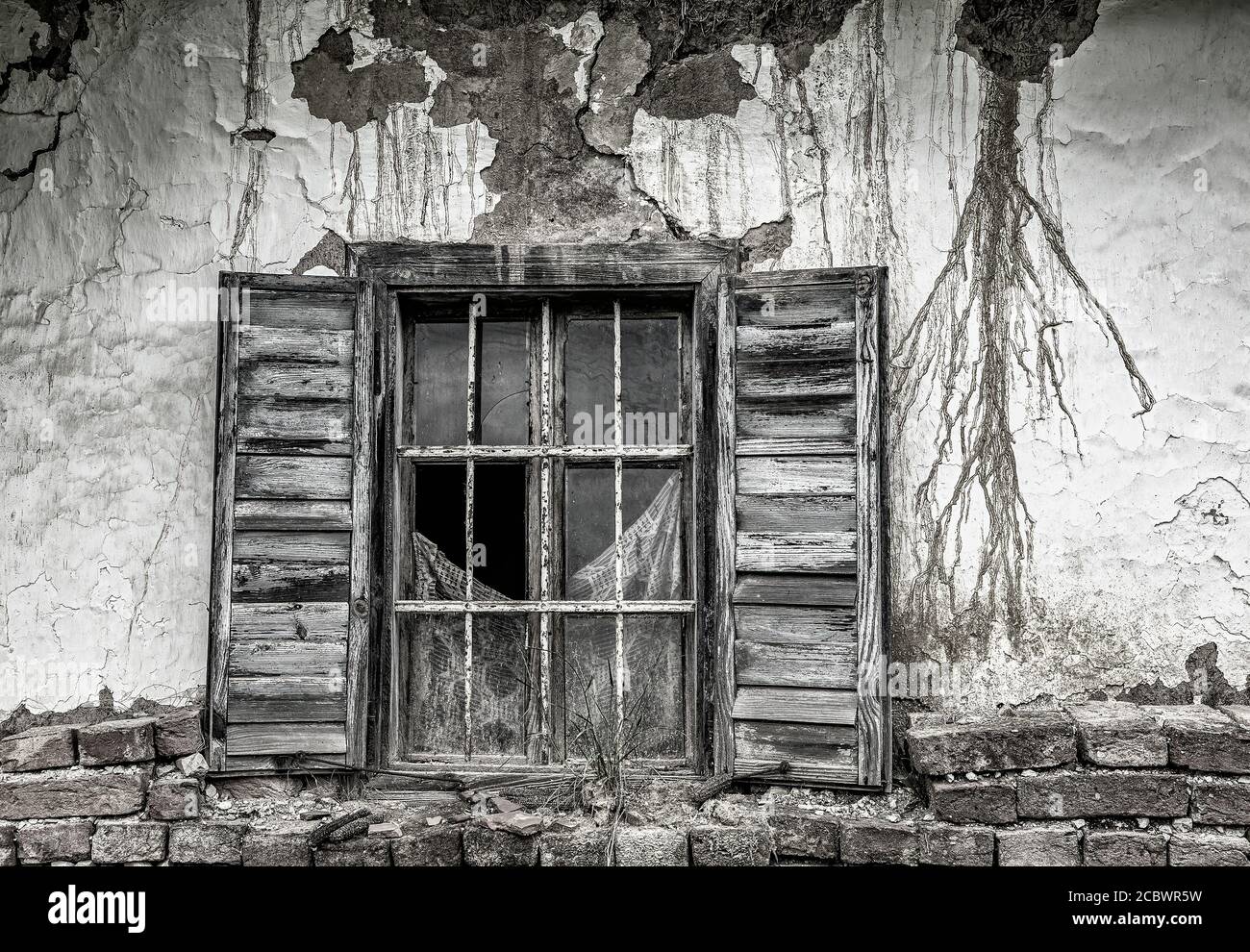 Weinende Wände, verlassene Gebäude.Schwarz-Weiß-Foto. Stockfoto