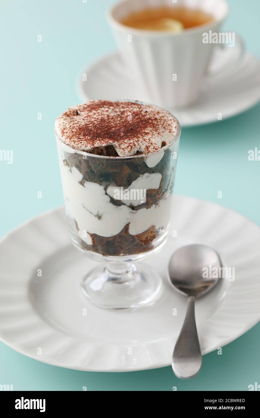 Kleinigkeit Dessert garniert mit Pudding und Kakaopulver für fünf Uhr Tee Stockfoto