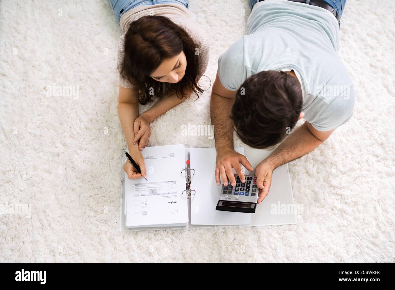 Junge Familie Sparen Sie Steuergeld Für Die Rentenversicherung Stockfoto
