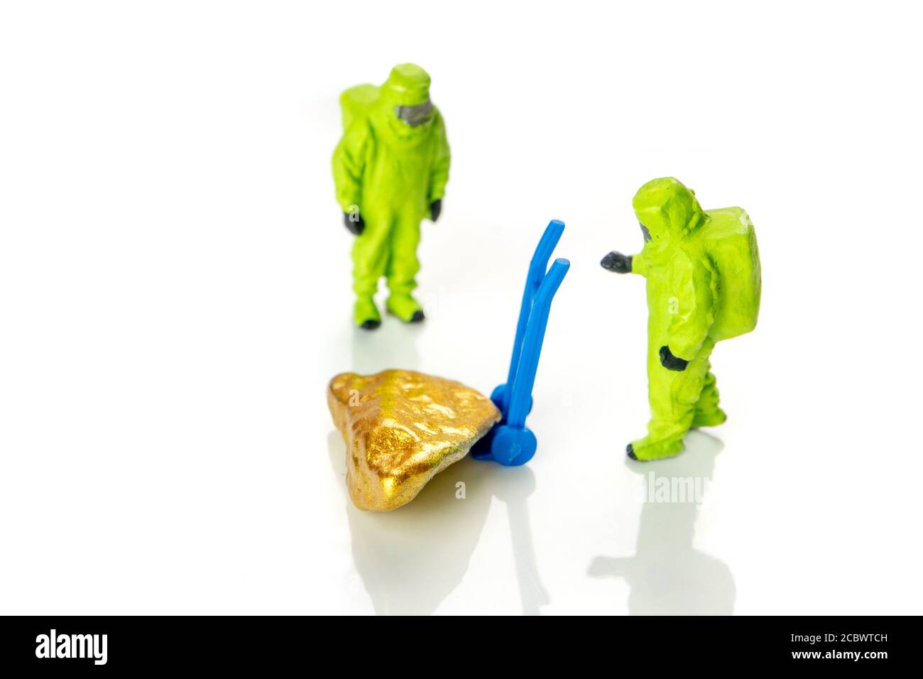 Bio Hazard Special Forces Miniaturfiguren in speziellen grünen Anzügen Eine Überprüfung, ob das Gold oder Edelmetalle ist Sichere und gute Investition Stockfoto