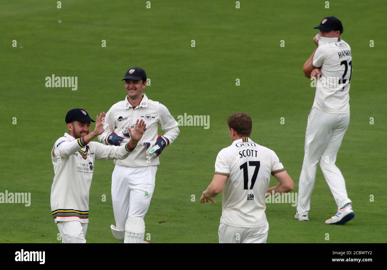 George Scott von Gloucestershire feiert das Dickicht von Tom Cullen am zweiten Tag des Bob Willis Trophy-Spiels in Sophia Gardens, Cardiff. Stockfoto