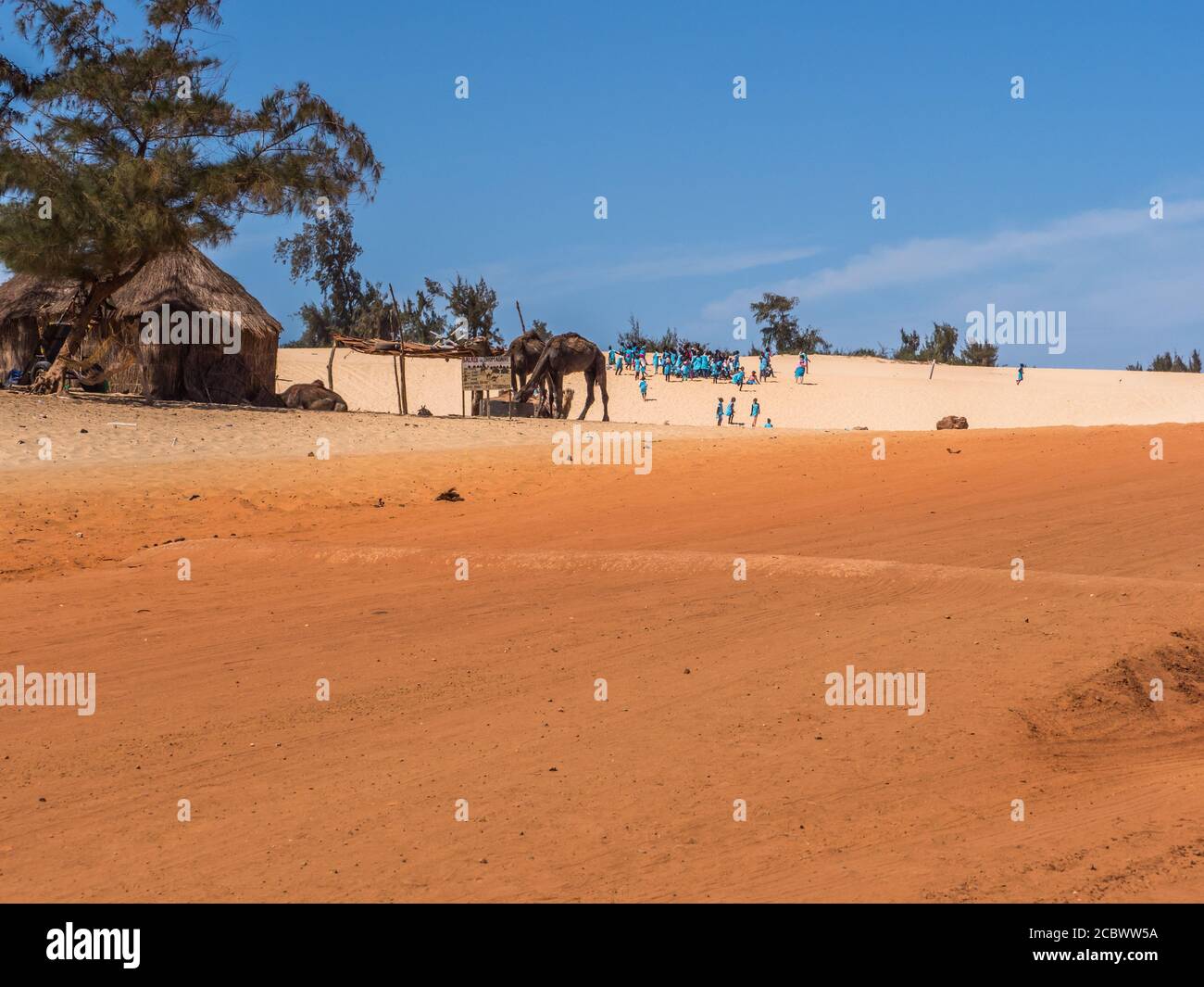 Senegal, Afrika - 02. Feb 2019: Kinder spielen auf der Düne. Stockfoto