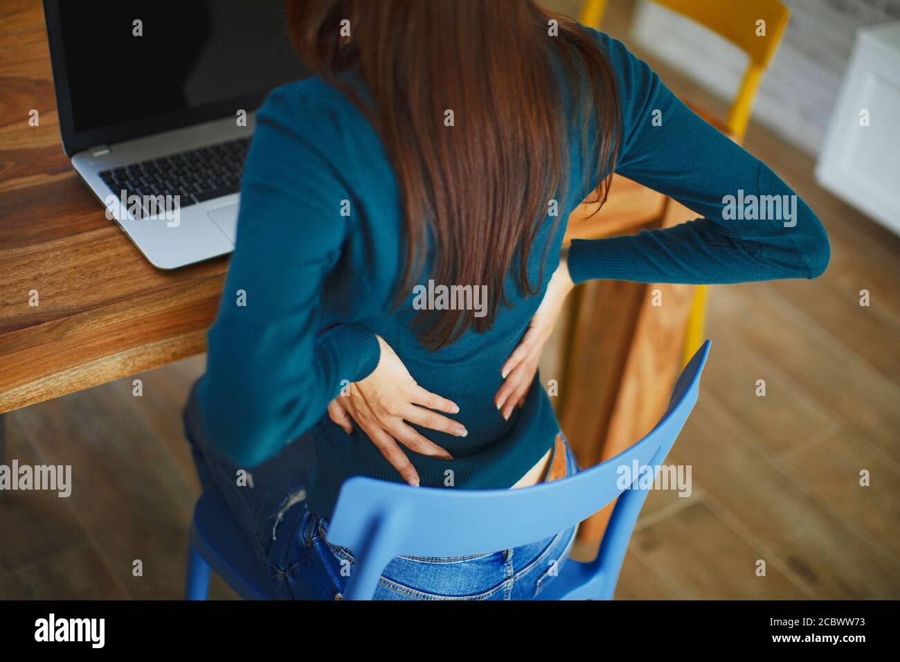Nahaufnahme einer Brünette Frau massiert ihren Rücken. Stockfoto