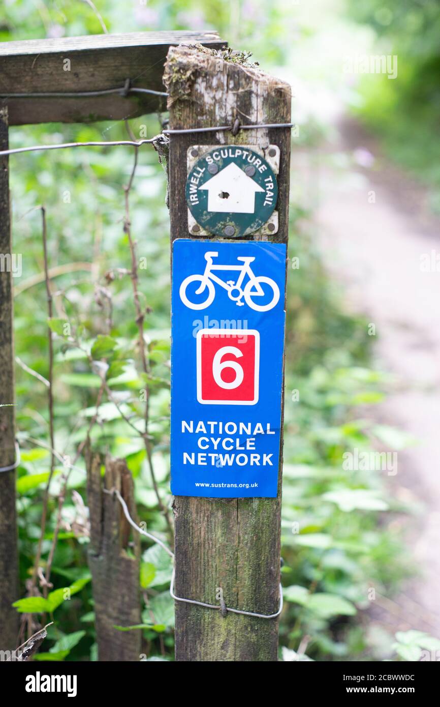 National Cycle Network Route 6 Schild, Irwell Sculpture Trail, Outwood Trail, zwischen Radcliffe und Prestwich, Manchester, England Stockfoto