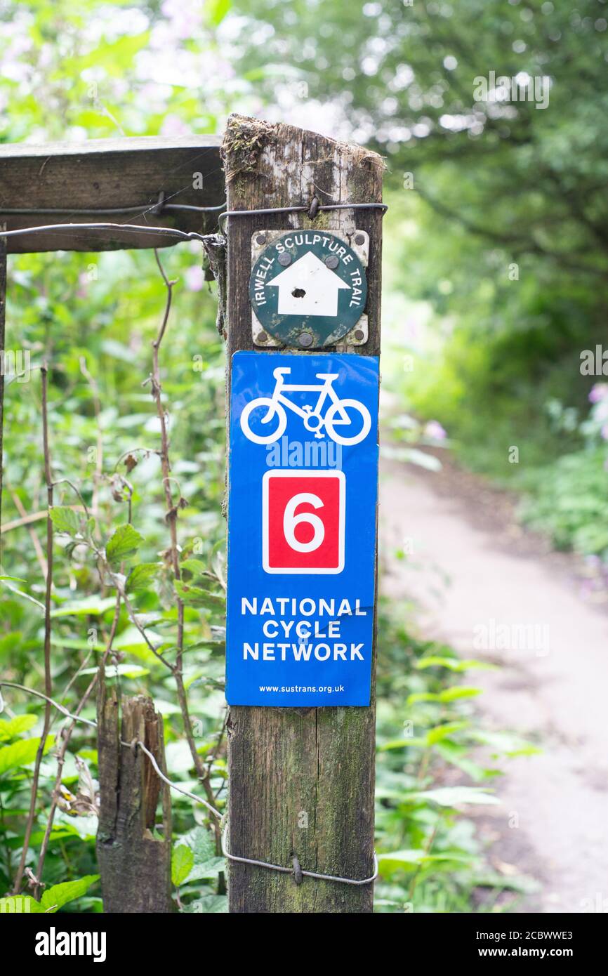 National Cycle Network Route 6 Schild, Irwell Sculpture Trail, Outwood Trail, zwischen Radcliffe und Prestwich, Manchester, England Stockfoto