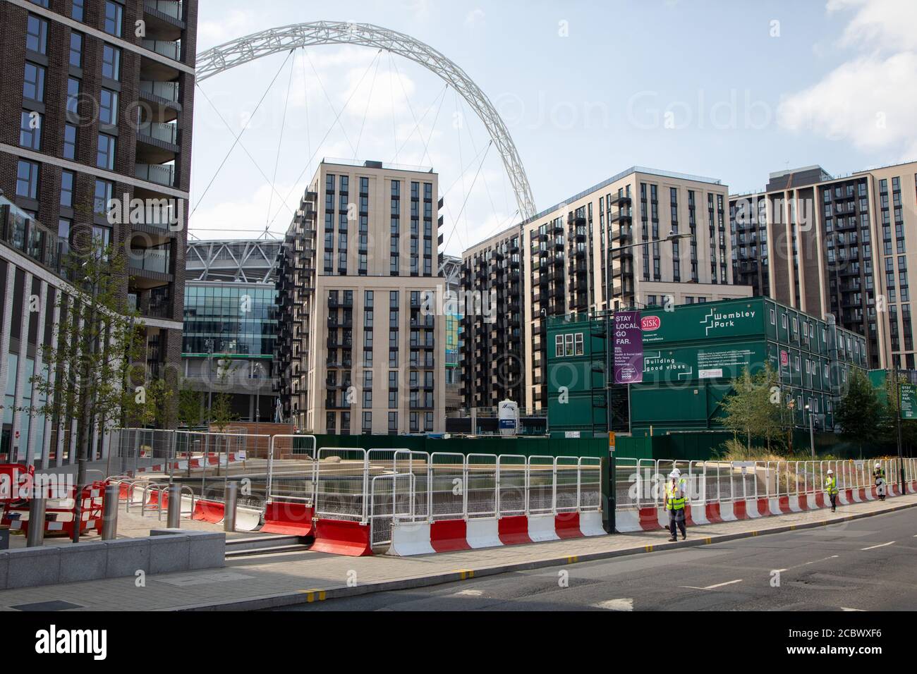 Das Wembley Stadion Bogen hinter einem modernen Wohnbau von Quintain. Stockfoto