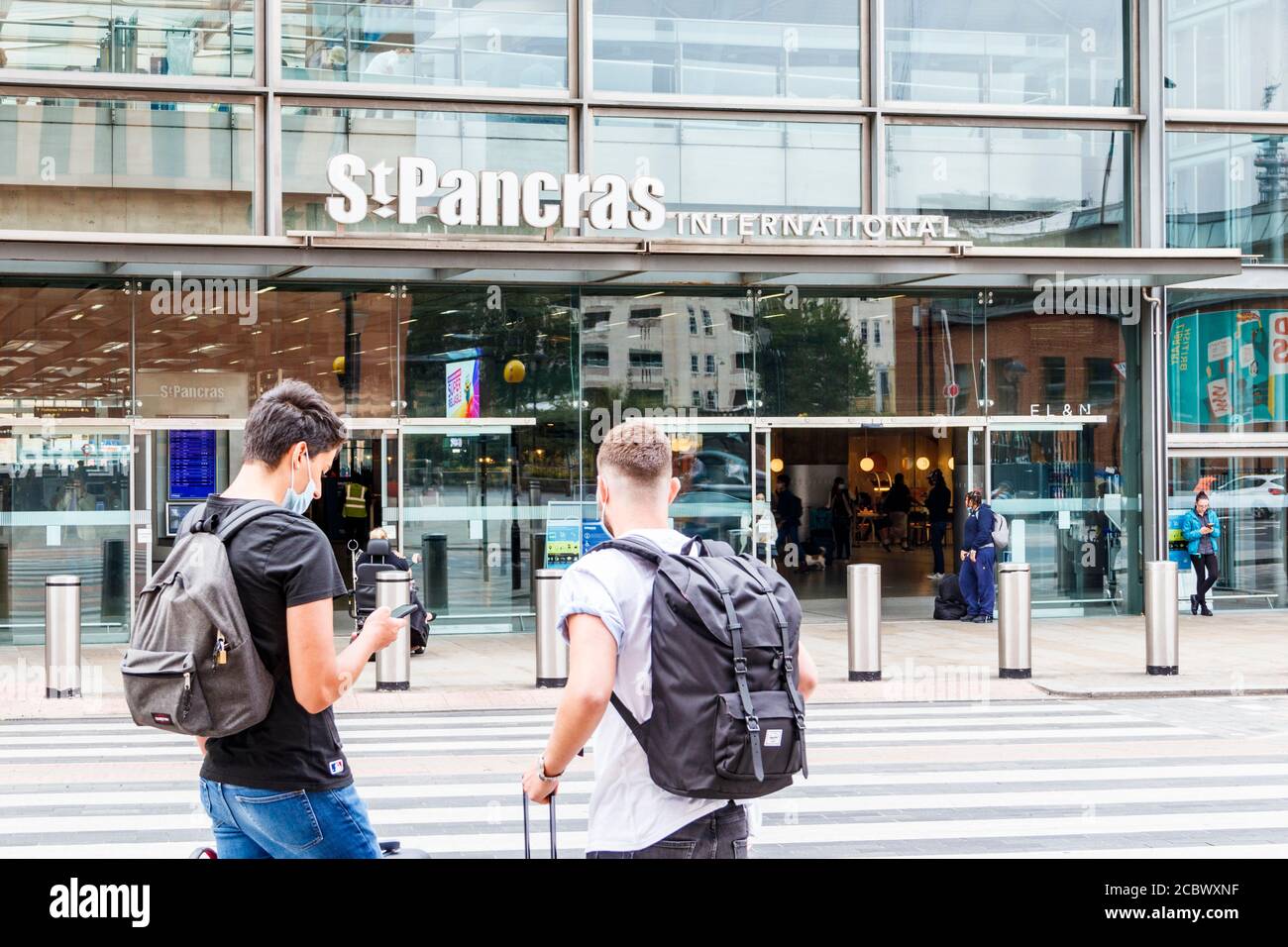 Reisende auf St Pancras International, da die britische Regierung 14-tägige Quarantänemaßnahmen für Ankünfte aus Frankreich, London und Großbritannien ankündigt Stockfoto