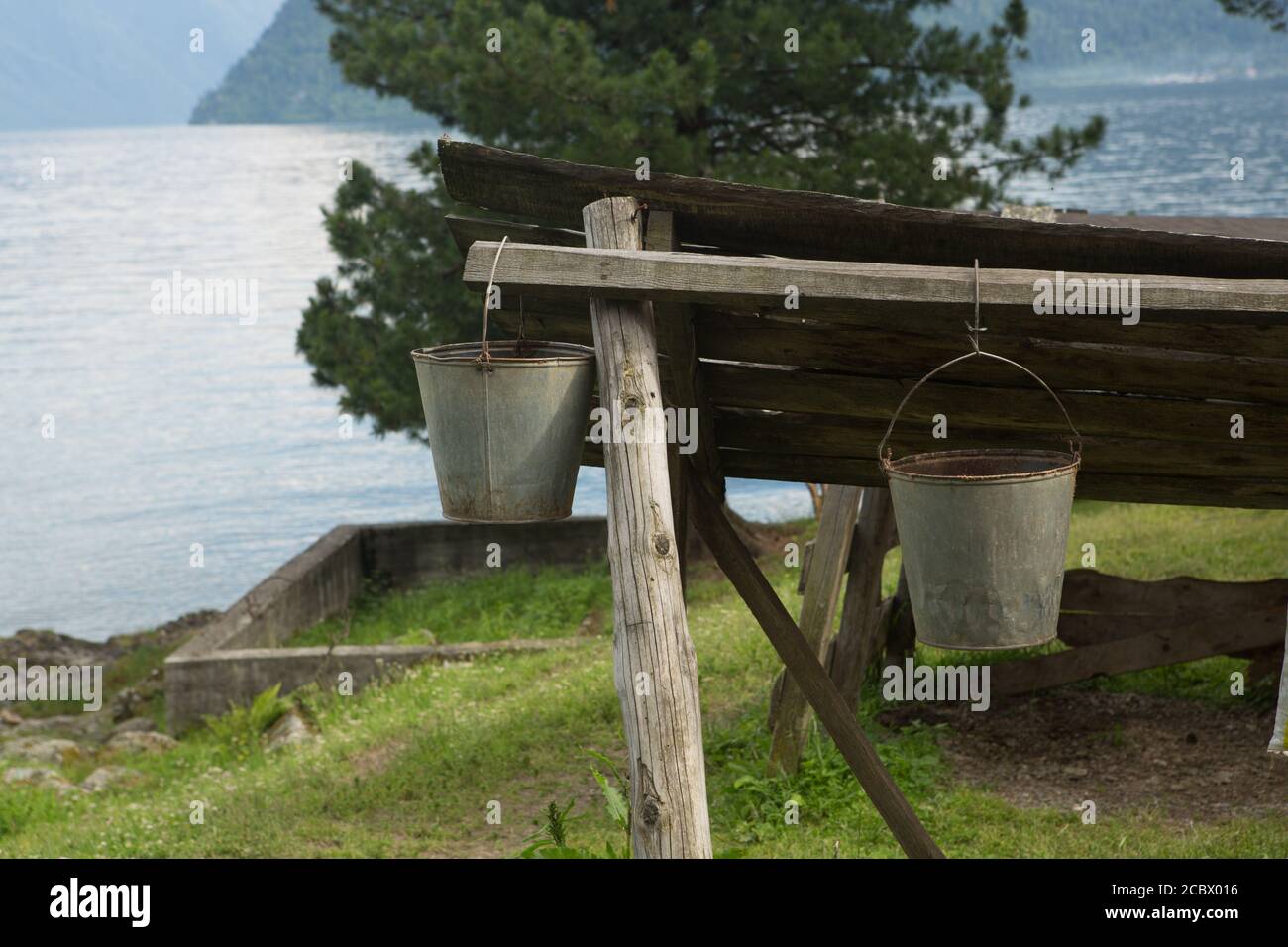 Altes, sauberes Aluminium, Eiseneimer hängend Stockfoto