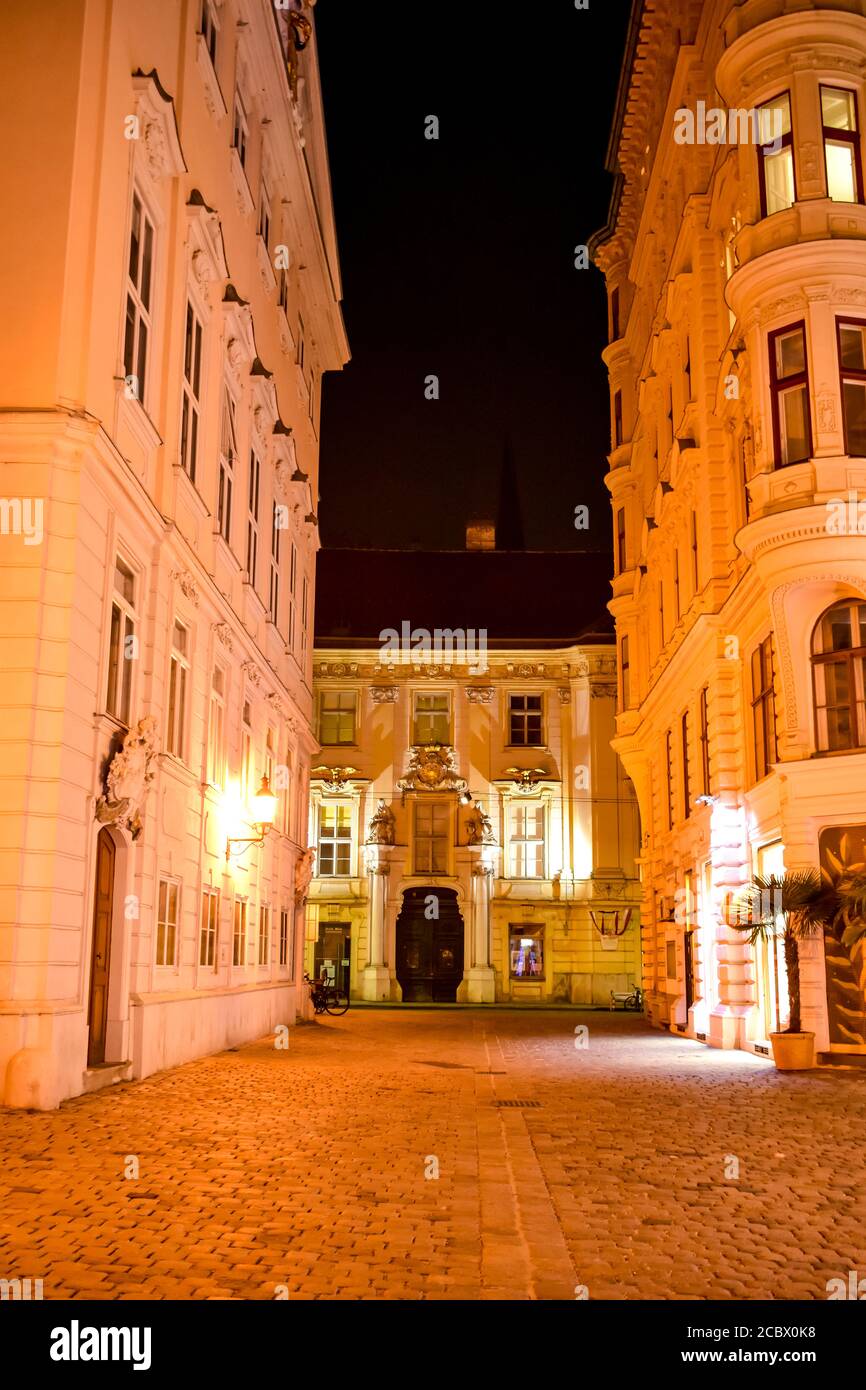 Straßen und Gebäude von Wien bei Nacht Stockfoto