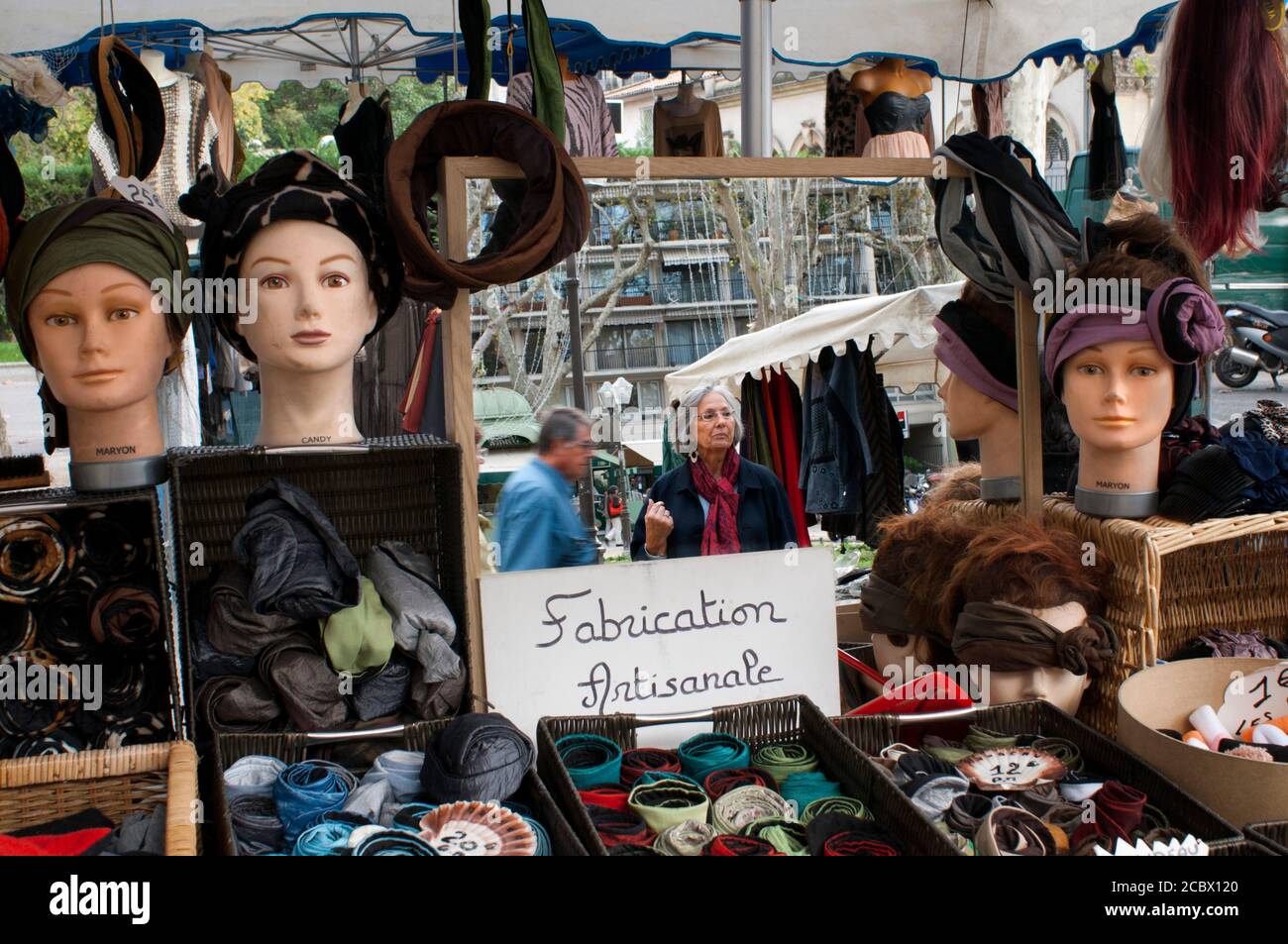 Perückengeschäft auf dem Straßenmarkt auf dem Charles statt De Gaulle Esplanade Place de la Comédie Montpellier Frankreich die Die Stadt hat ein prächtiges historisches ce Stockfoto