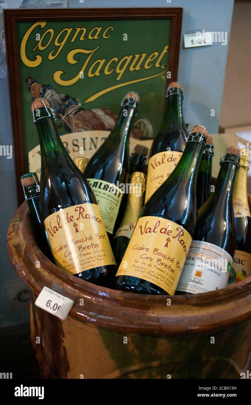 Aux Grands Vins de France ist der größte Weinkeller in Montpellier Frankreich. Languedoc-Roussillon Weine. Die beiden Weinberge bilden einen der Stockfoto