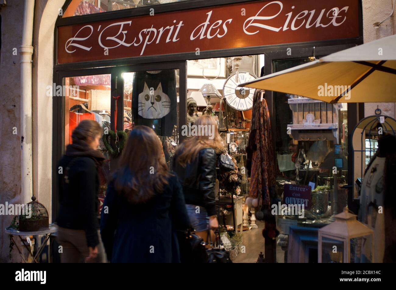 L’Esprit des Lieux, einer der Geschäfte, wo Sie jede Art von Souvenir in Montpellier Frankreich finden können. In den gleichen Steinstraßen gibt es elegante seve Stockfoto