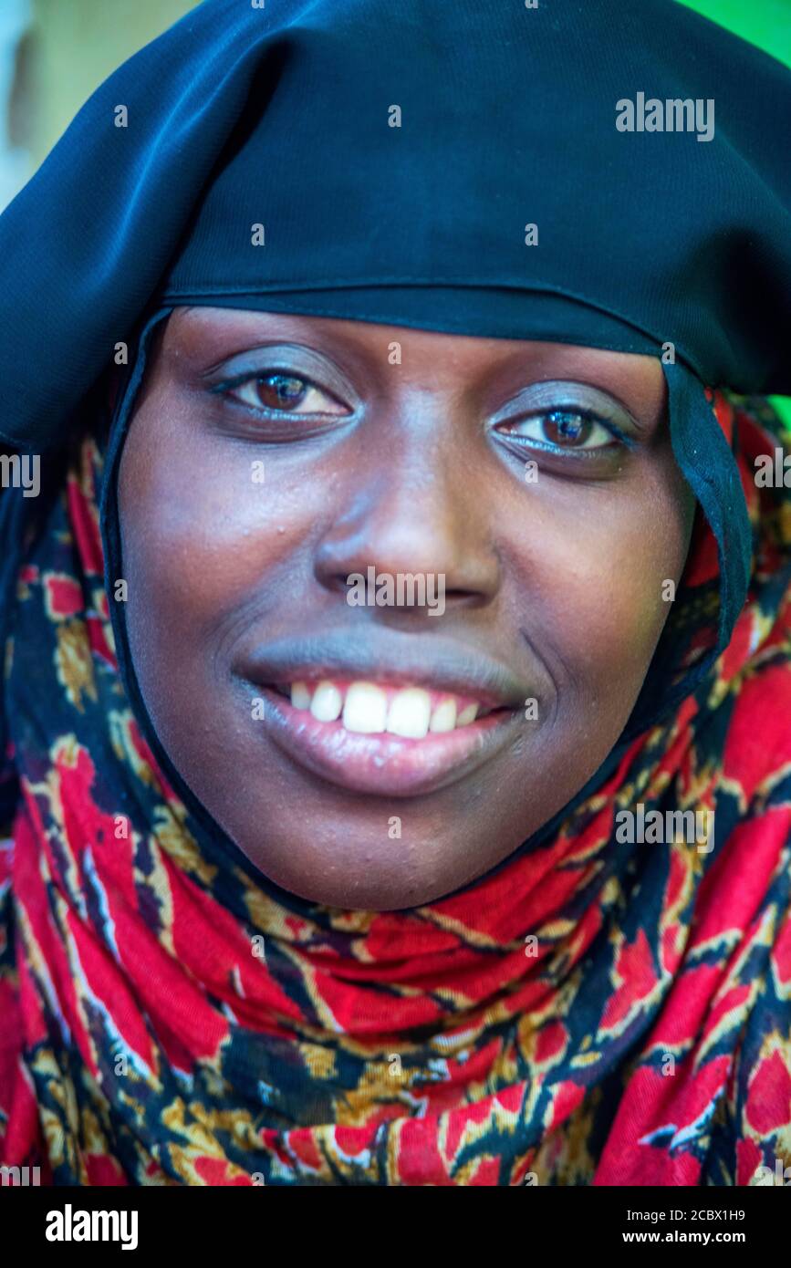 Funy suaheli Frau Porträt in den Streifen der Stadt Stadt Lamu in Kenia Stockfoto