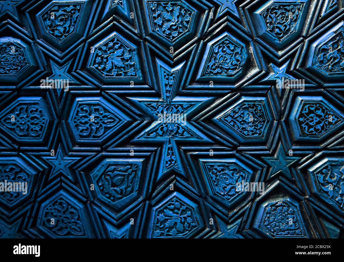 Orientalische Ornamente, Holztür Detail, blaue Version. Stockfoto
