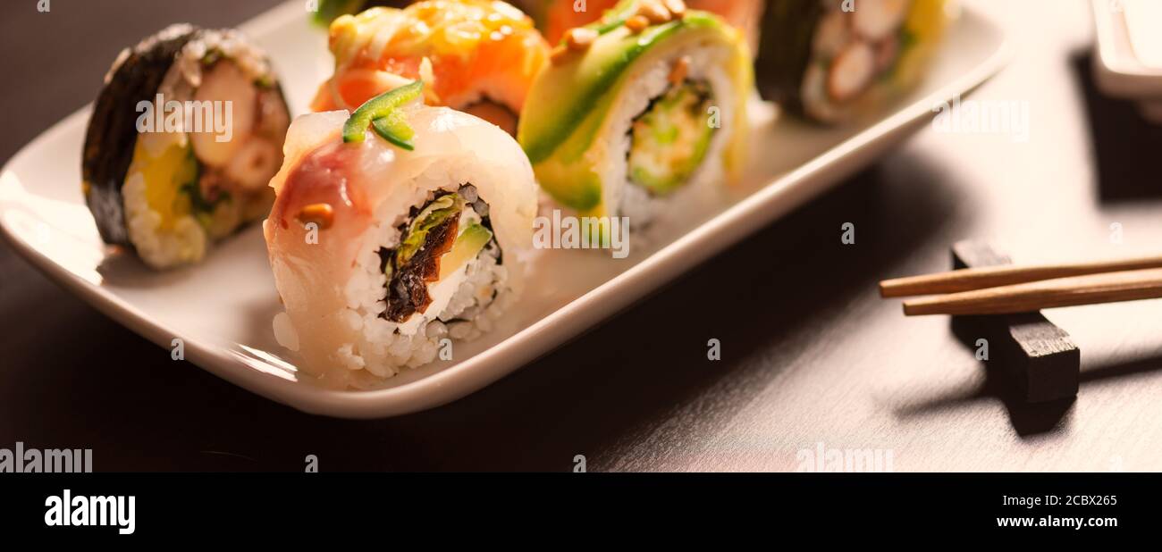 Sushi-Rolle auf Teller. Japanische asiatische traditionelle Küche, Vorderansicht Stockfoto