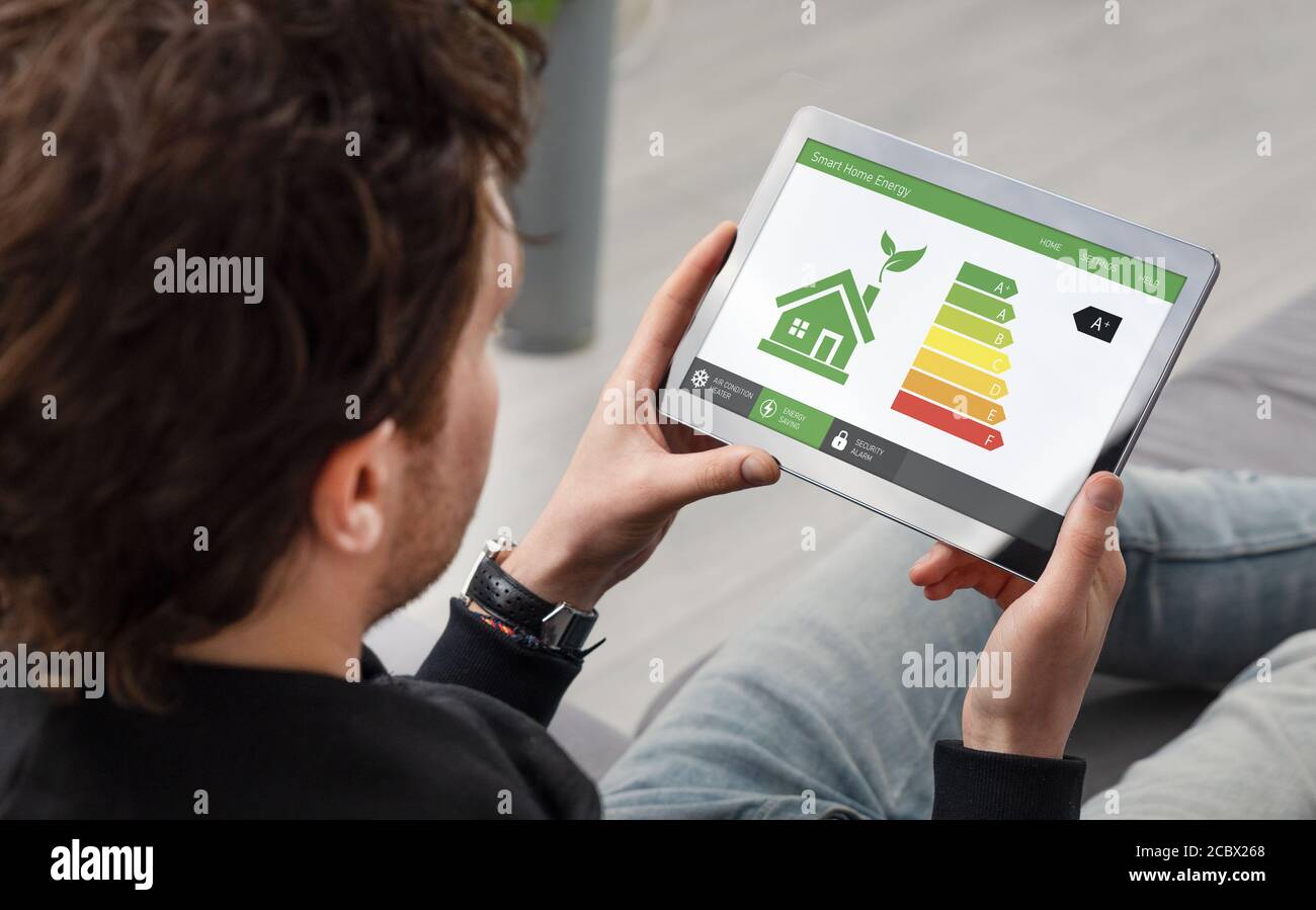Mobile App für Energieeffizienz auf dem Bildschirm. Ökologie, Öko-Haus-Konzept Stockfoto