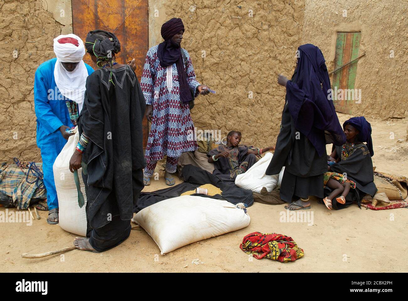 Niger. Sonntagsmarkt in Ayorou am Ufer des Niger. Stockfoto