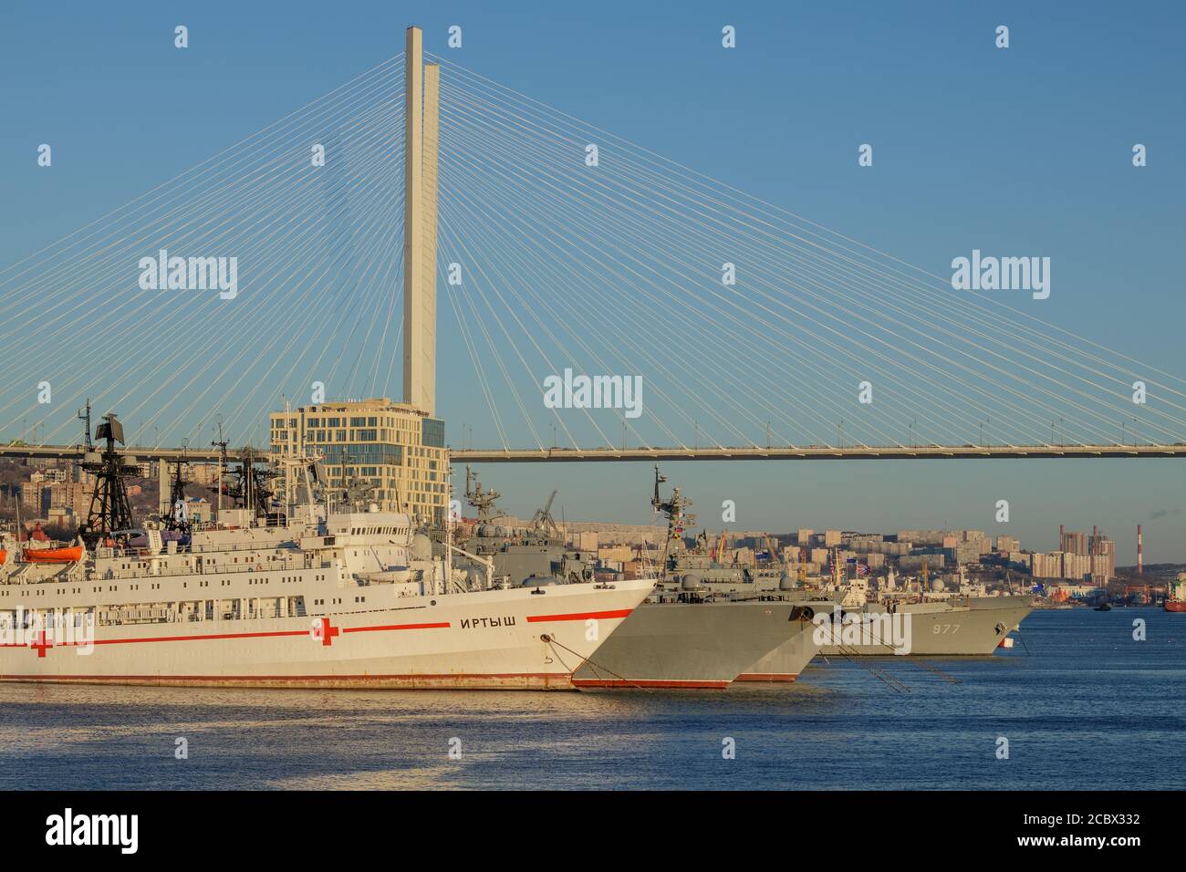 Blick auf die Schiffe und die Goldene Brücke von der Wladiwostok Sea Station Stockfoto